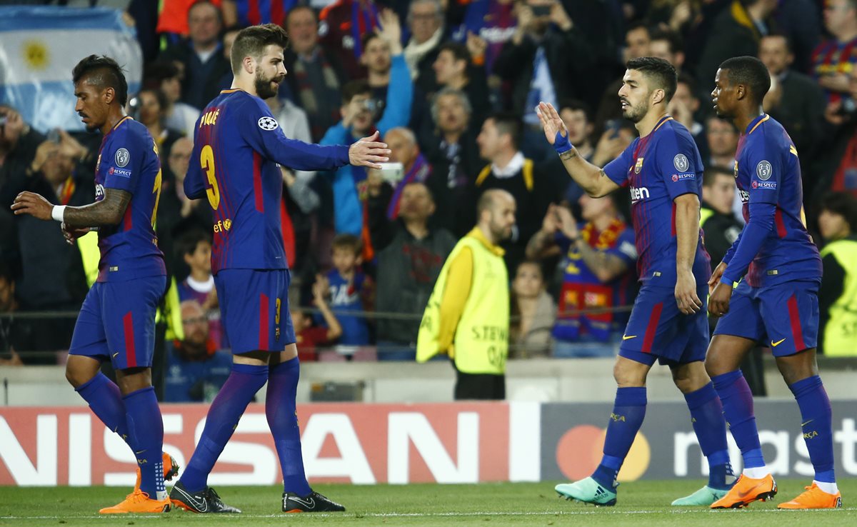 Luis Suárez y Gerard Piqué fueron los anotadores por el Barcelona, además de los autogoles de la Roma. (Foto Prensa Libre: AFP)