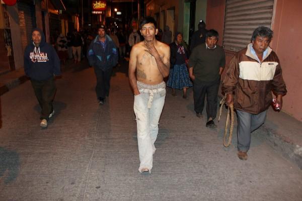 solís lux   caminó   tres kilómetros como parte del castigo.