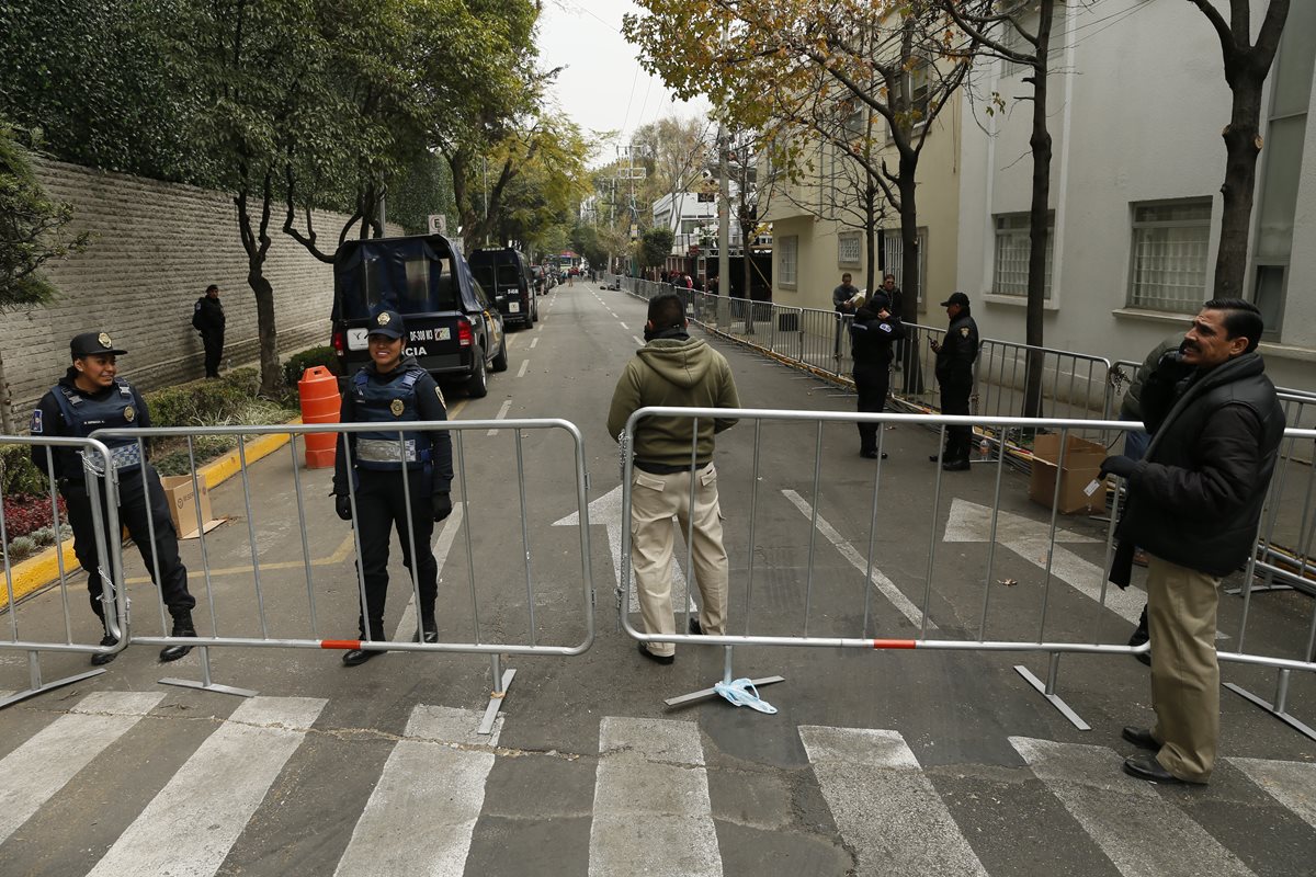 Policías federales vigilan calles aledañas a los lugares donde estará el Papa en la Ciudad de México. (Foto Prensa Libre: EFE).