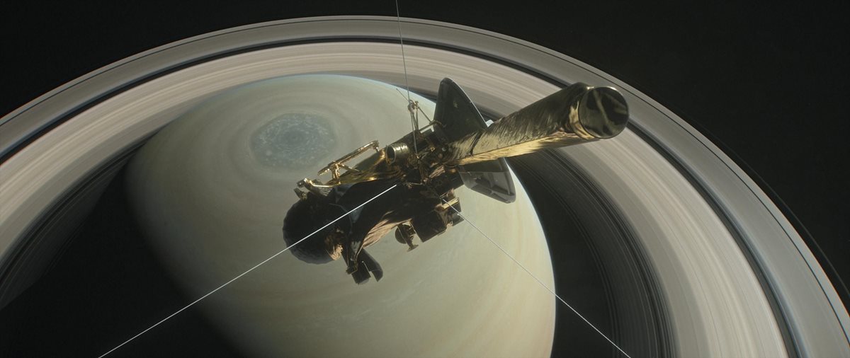 Fotografía de archivo sin fecha cedida por la NASA, muestra una ilustración de la nave espacial Cassini durante su zambullida final en la atmósfera de Saturno. (Foto Prensa Libre: EFE)