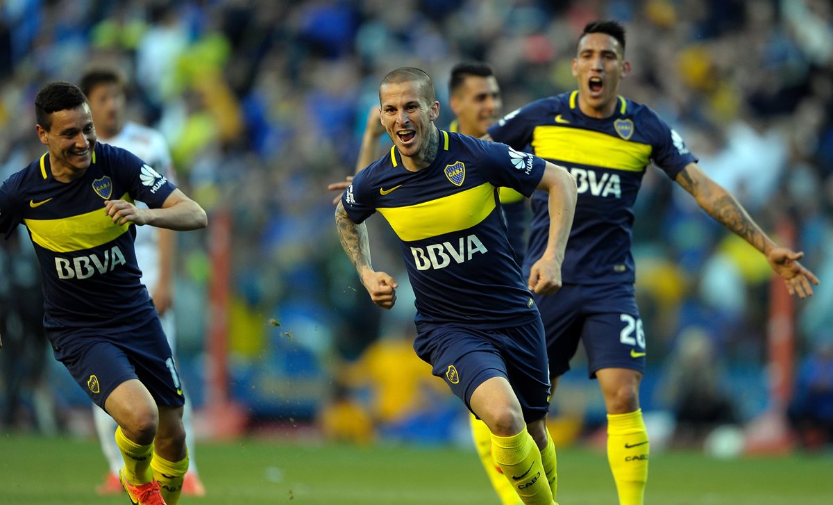 Darío Benedetto festeja uno de los tres goles que marcó para Boca Juniors. (Foto Prensa Libre: AFP).