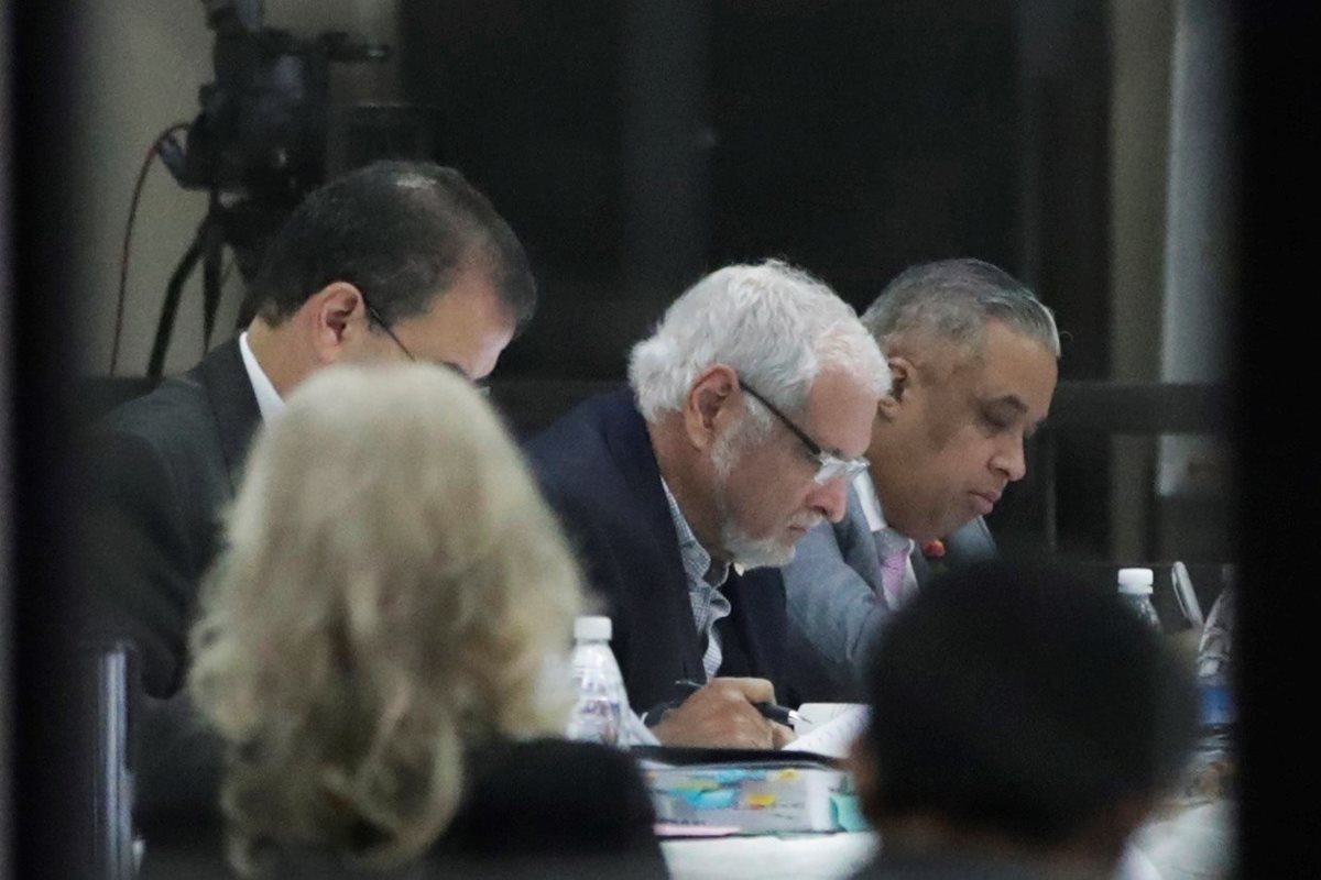 El expresidente panameño Ricardo Martinelli (centro) revisa documentos durante su audiencia este lunes en Ciudad de Panamá. (Foto Prensa Libre: EFE)