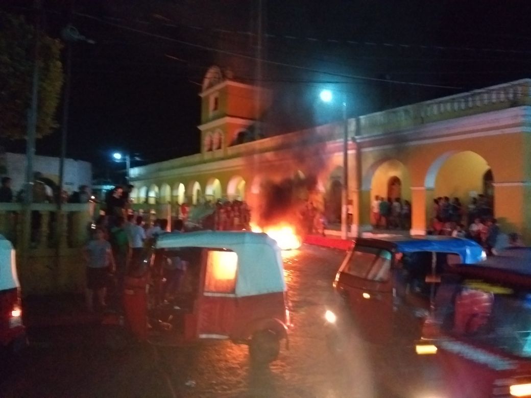 En horas de la noche, pobladores protestaron frente a la municipalidad para exigir la renuncia del alcalde de Patulul. (Foto Prensa Libre: Cristian Soto)