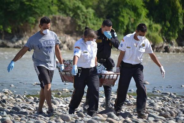 Socorristas trasladan el cadáver de un presunto delincuente en el río Motagua, en San Cristóbal Acasaguastlán, El Progreso. (Foto Prensa Libre: Hugo Oliva)