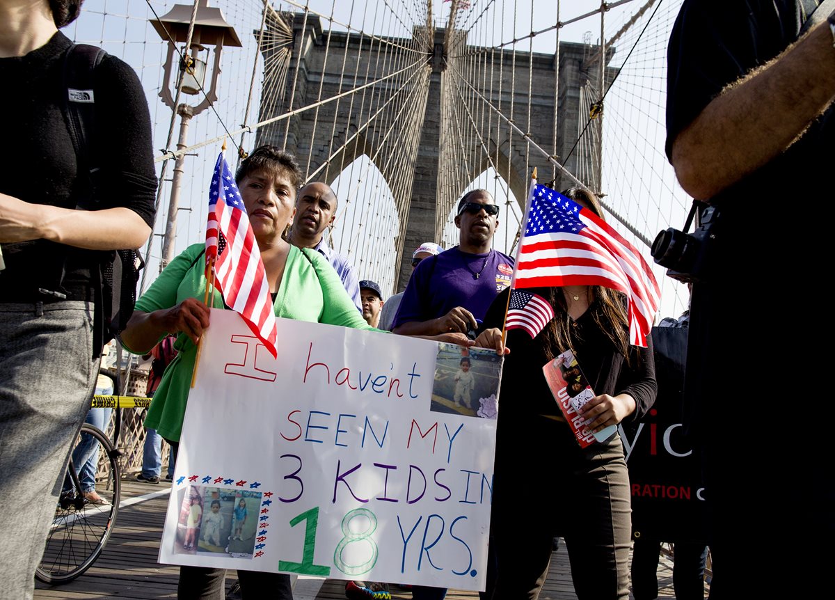 Activistas pro inmigrantes marchan en Nueva York en contra de la resolución judicial que bloquea las medidas migratorias impulsadas por el presidente Barack Obama. (Foto Prensa Libre: AP).