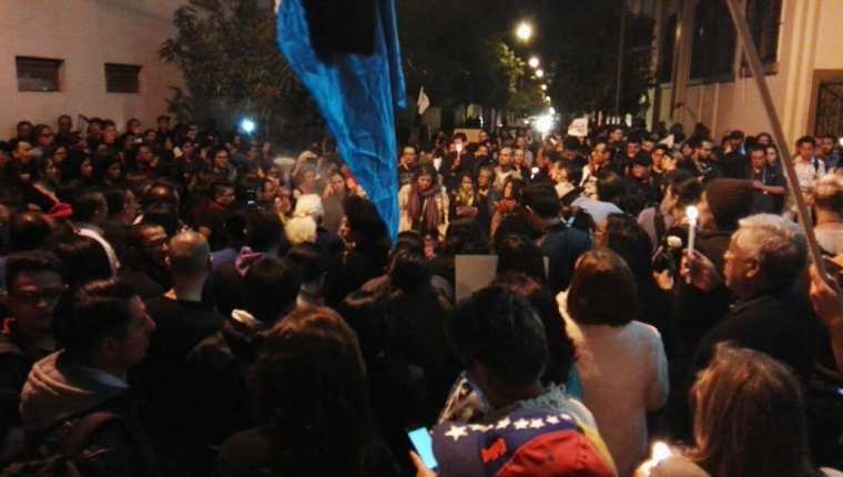 Manifestantes culpan al Estado de la tragedia en Hogar Seguro. (Foto: Antonio Ixcot)