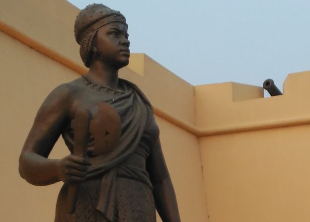 La reina Njinga es reconocida en la Angola actual a través de estudios y estatuas presentes en puntos emblemáticos como la Fortaleza de São Miguel, en Luanda. MARCOS GONZÁLEZ DÍAZ