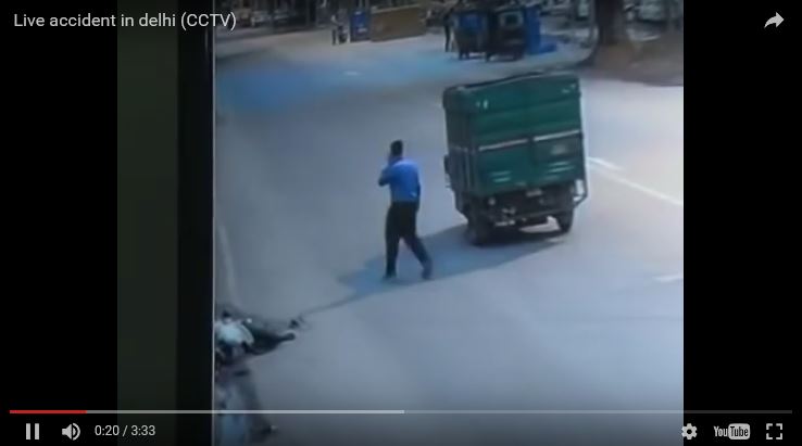 Captura del video que muestra al conductor del camión después del percance. (Foto: YouTube).