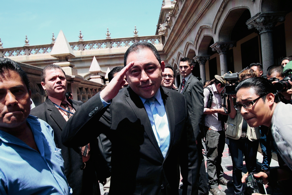 Mauricio López Bonilla, ministro de Gobernación, se despide ante los medios de comunicación. (Foto Prensa Libre: Erick Avila)