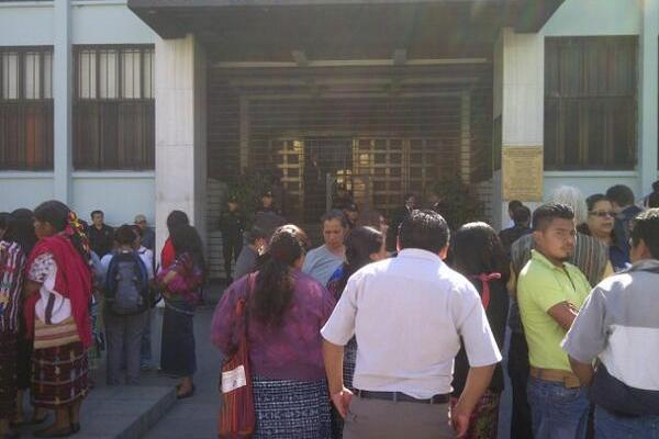 Organizaciones a favor de la fiscal la apoyan frente a la Corte de Constitucionalidad. (Foto Prensa Libre: Byron Vásquez)