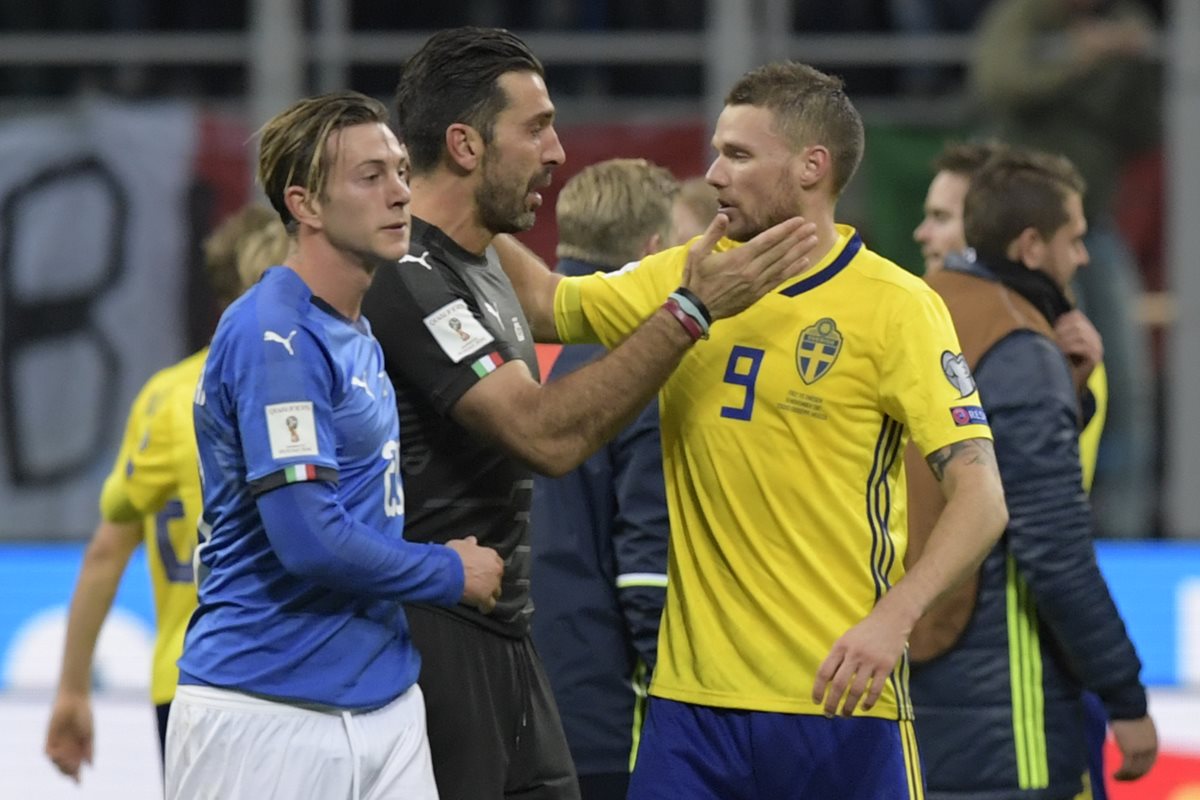 Buffon felicita a sus rivales suecos por el pase a Rusia 2018. (Foto Prensa Libre: AFP)