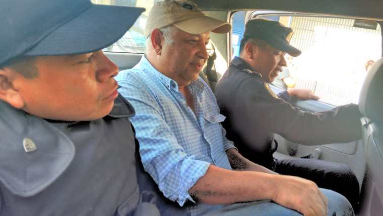 Édgar Ovidio Barrera García, exalcalde de Cuilapa, Santa Rosa, es resguardado por agentes policiales. (Foto Prensa Libre)
