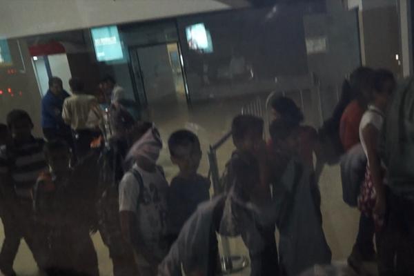 Un grupo de 16 niños migrantes guatemaltecos arribó esta noche al aeropuerto La Aurora, procedentes de México. (Foto Prensa Libre: Mynor Toc)<br _mce_bogus="1"/>