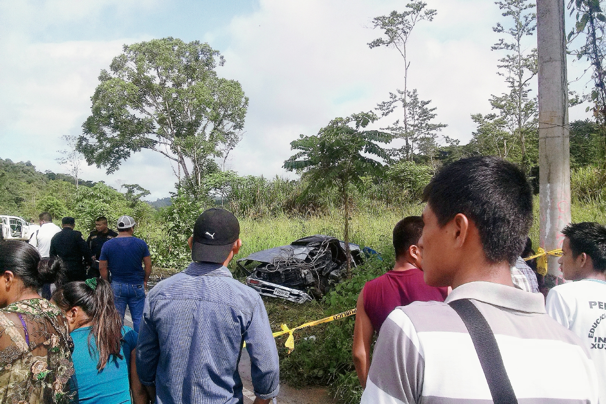 El vehículo  en el que se conducían los fallecidos quedó volcado al lado del camino. (Foto Prensa Libre: Eduardo Sam)