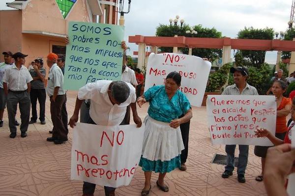 Vecinos de El Quetzal, San Marcos manifestaron su descontento por el aumento al servicio del agua entubada. (Foto Prensa Libre: Alexander Coyoy)