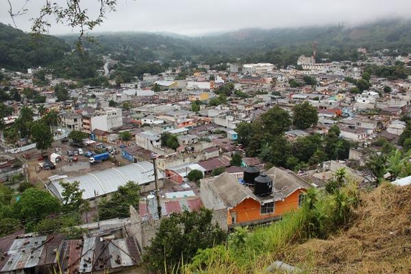 Población de Cuilapa, Santa Rosa, donde ocurren constantes sismos y es atacada por la delincuencia. (Foto Prensa Libre: Oswaldo Cardona) <br _mce_bogus="1"/>