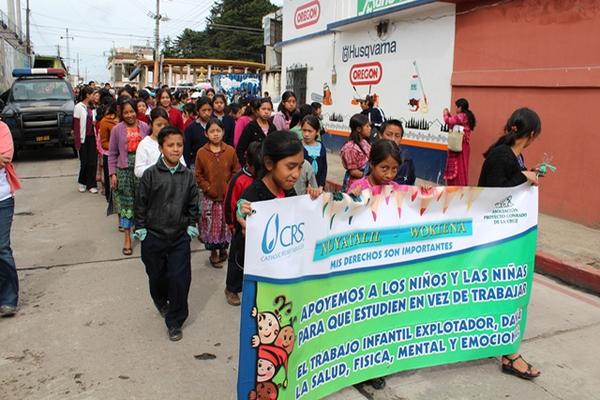 Un grupo de niños durante la caminata que se llevó a cabo en Totonicapán. (Foto Prensa Libre: Édgar Domínguez)<br _mce_bogus="1"/>