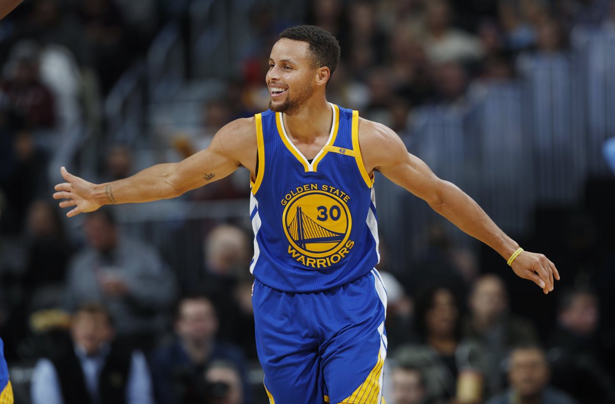 Stephen Curry se ha convertido en una de las grandes figuras e ídolos de los Warriors. (Foto Prensa Libre: AP)