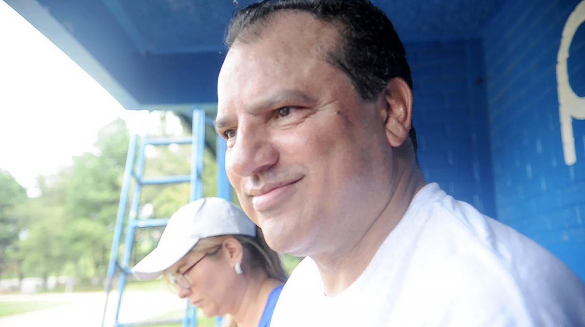 Celvin Galindo anotó dos goles en el partido amistoso del sábado pasado entre leyendas rojas y cremas. (Foto Prensa Libre: Edwin Fajardo)