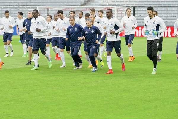 Los jugadores del Oporto calientan durante el entrenamiento que realizó ayer su equipo en el estadio de Allianz Arena de Múnich, Alemania. (Foto Prensa Libre: EFE)