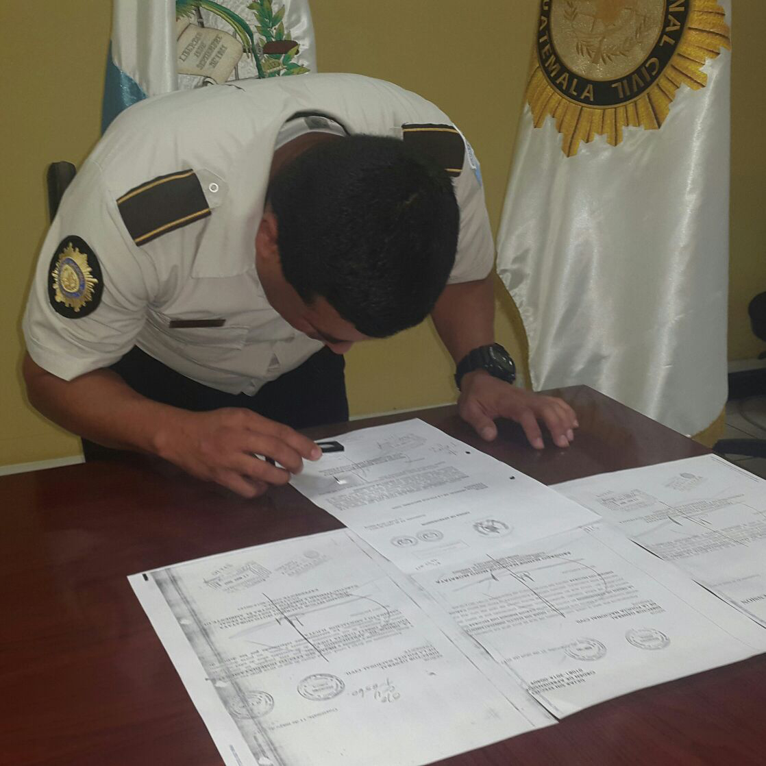 La Policía realizó un análisis a las firmas del documento. (Foto Prensa Libre: PNC)