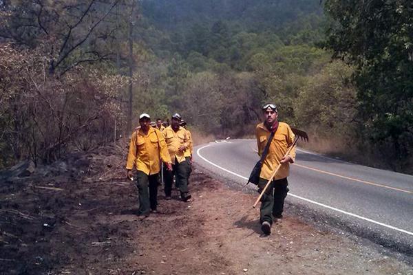Bomberos forestales se dirigen a controlar incendio forestal en Morazán, El Progreso. (Foto Prensa Libre: Hugo Oliva) <br _mce_bogus="1"/>