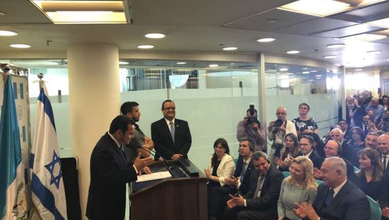 El presidente Jimmy Morales durante su discurso en la inauguración de la embajada de Guatemala en Jerusalén. (Foto Prensa Libre: Fuente Latina).