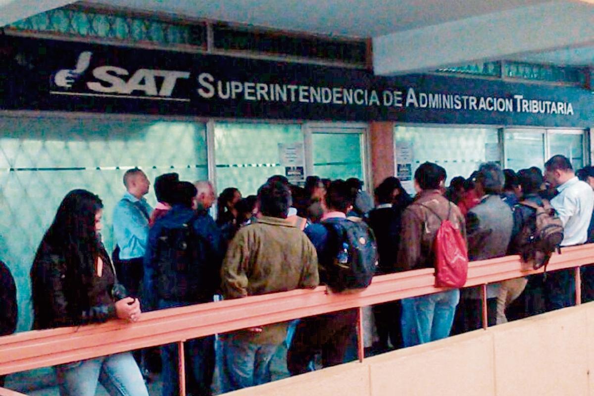 Largas filas de usuarios se forman en la agencia Monserrat de la SAT, donde se centralizó atención a quienes efectúan trámites de terceros. (Foto, Prensa Libre: Cortesía)