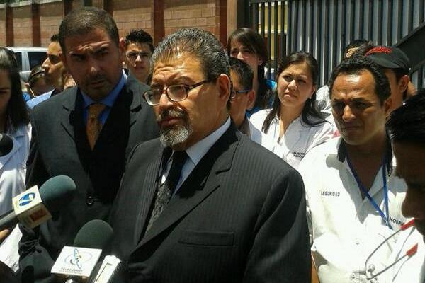Médicos no quieren que les revisen sus vehículos. (Foto Prensa Libre: Andrea Orozco)