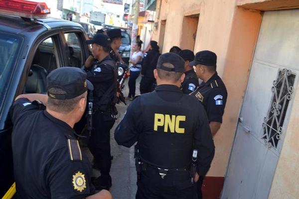 Agentes de la PNC realizan allanamiento en Sanarate, donde fue capturado un supuesto sicario (Foto Prensa Libre: H. Oliva)<br _mce_bogus="1"/>
