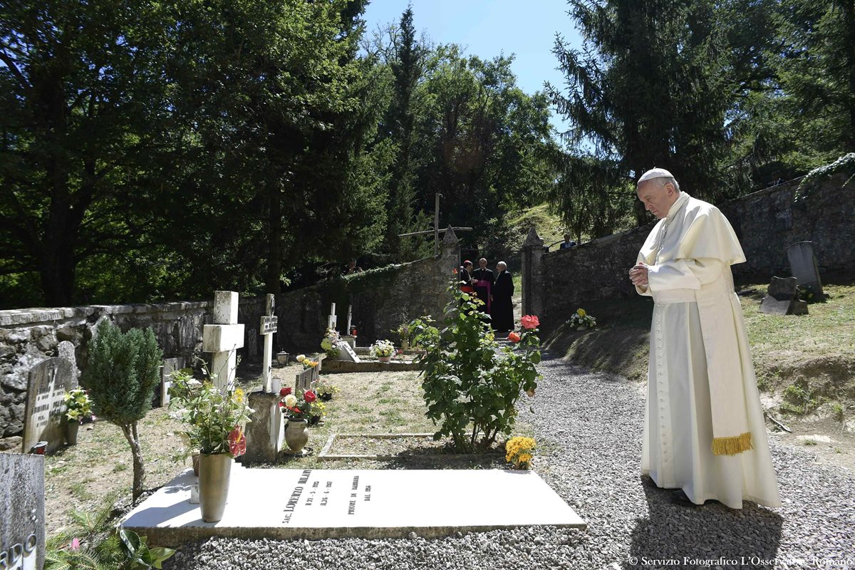 El Papa reza frente a la tumba del padre Lorenzo Milani cerca de Cremona, Italia. (Foto Prensa Libre:AFP).