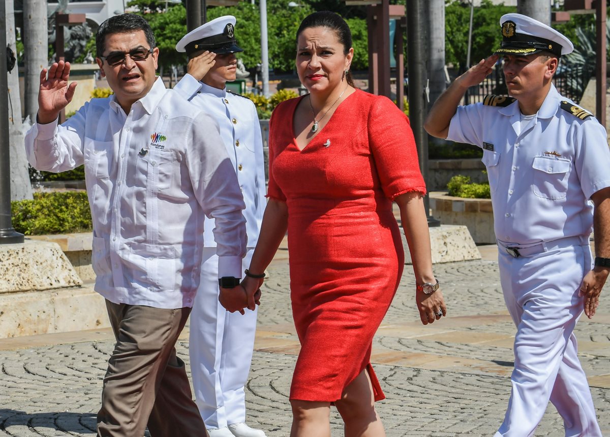 El presidente de Honduras, Juan Orlando Hernández (d), y su esposa Rosa Bonilla, llegan a Cartagena, Colombia, donde participó en la Cumbre Iberoamericana. (Foto Prensa Libre: AFP).
