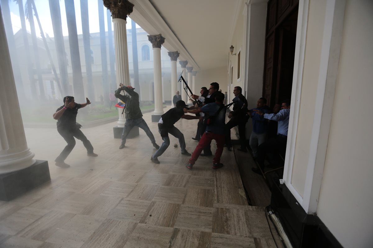 Los supuestos chavistas ingresaron por la fuerza en el Hemiciclo venezolano. (Foto Prensa Libre: AP)