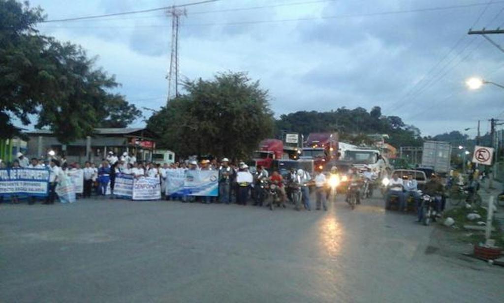 Protesta de empleados de la Portuaria Santo Tomás de Castilla, en Puerto Barrios, Izabal. (Foto Prensa Libre: @davidduartealas)