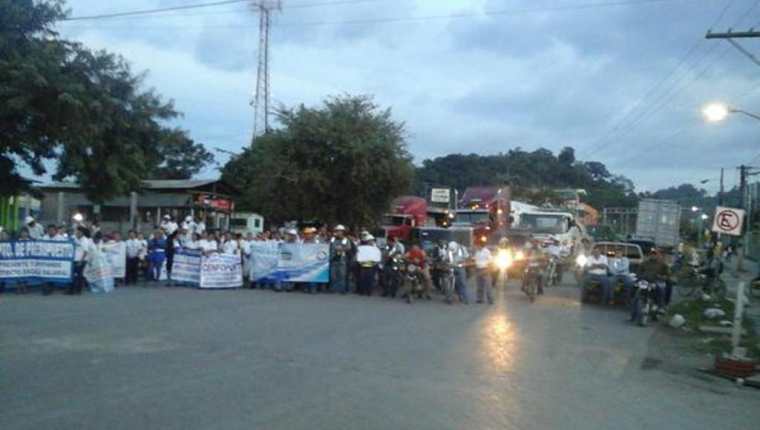 Protesta de empleados de la Portuaria Santo Tomás de Castilla, en Puerto Barrios, Izabal. (Foto Prensa Libre: @davidduartealas)