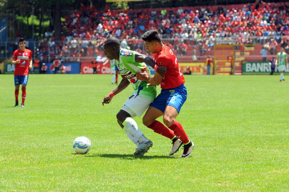 Roberto Peña y Nixson Flores durante el encuentro.  (Foto Prensa Libre: Jeniffer Gómez)