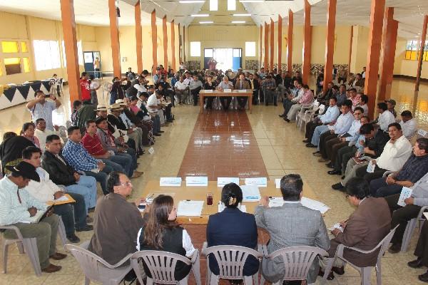 A la reunión asistieron líderes comunitarios y delegados del Gobierno y de los derechos humanos.