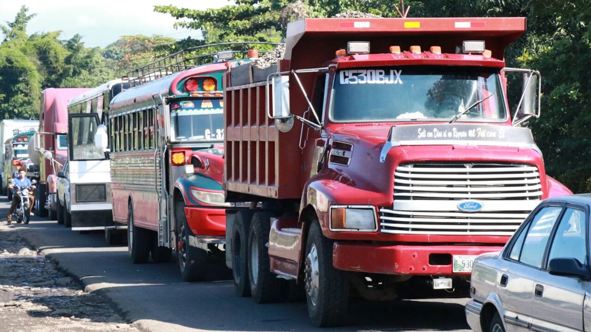 Autoridades de tránsito regulan la circulación para que sea más rápida. (Foto Prensa Libre: Cristian Soto)