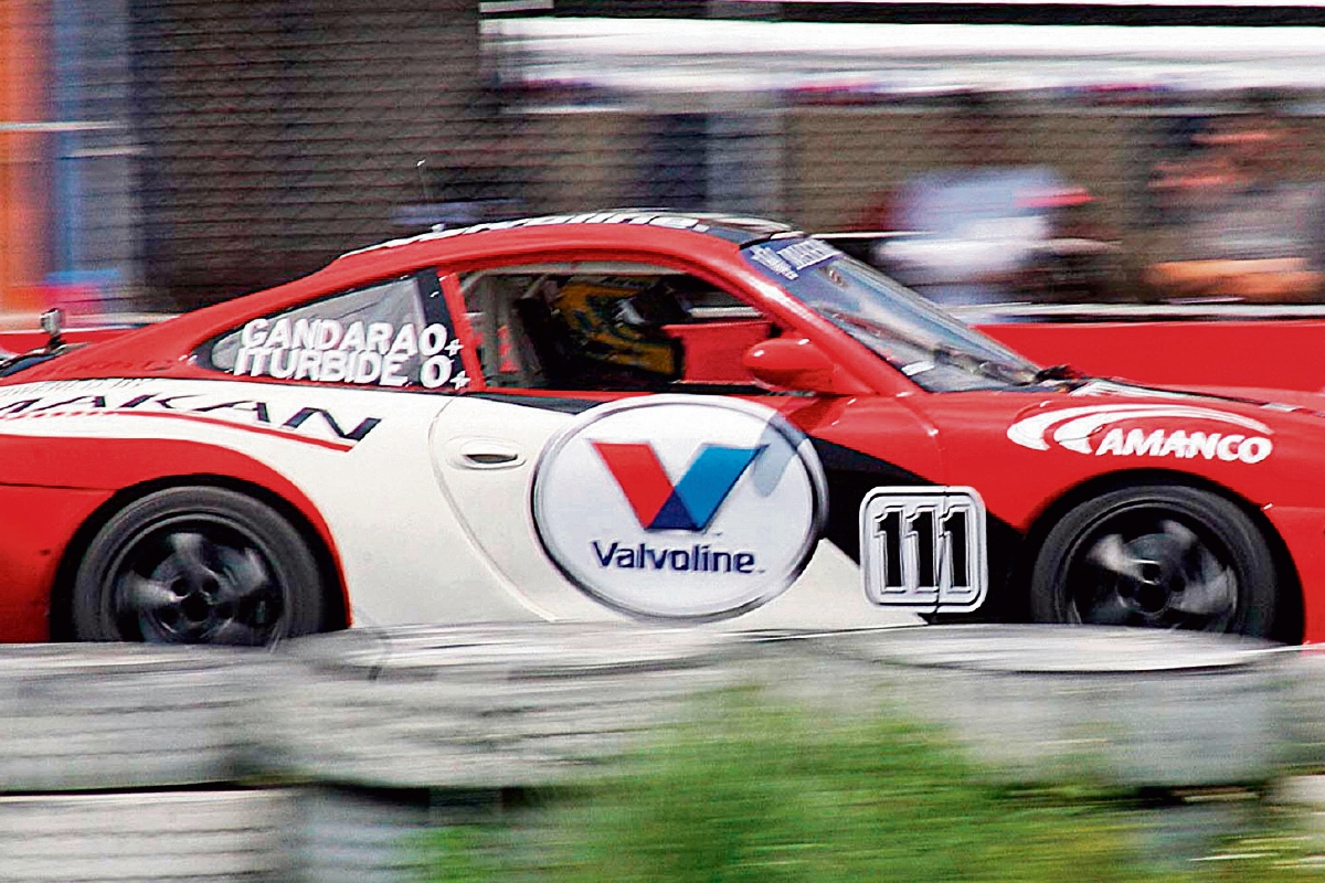 Al volante de su Porsche 911 GT3 Cup, José Iturbide logró retener el título en la máxima categoría del automovilismo nacional. (Foto Prensa Libre: César Pérez)