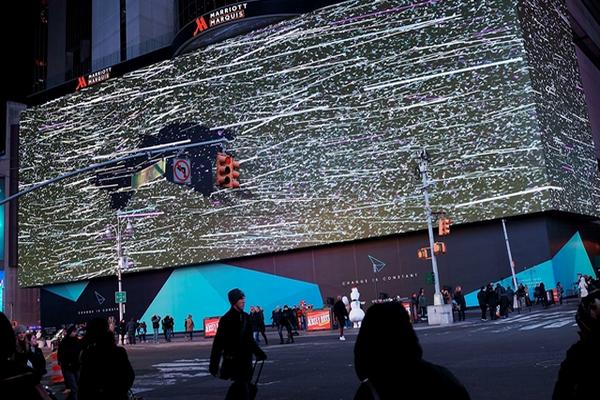 Nueva York se maravilla con la gigantesca pantalla. (Foto Prensa Libre: AFP)