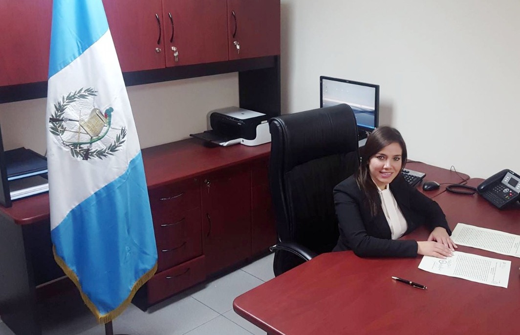 Elizabeth Paz Pineda presenta su renuncia al Congreso como subsecretaria de Conamigua. (Foto Prensa Libre: Conamigua)