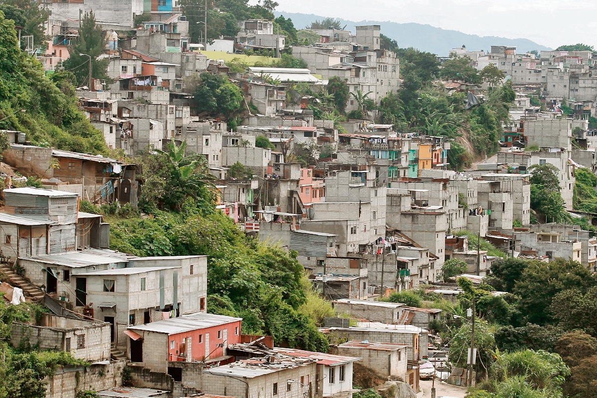 En el país existen tres millones 200 mil familias, y el déficit habitacional es de más de un millón 600 mil unidades. (Óscar Rivas)