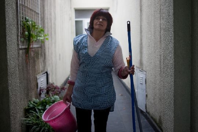 Mujeres y  hombres que trabajan realizando tareas domésticas enfrentan cada día la explotación laboral. (Foto Prensa Libre: Tomada de internet)