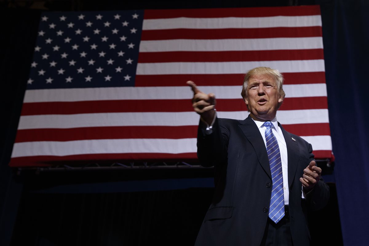 Donald Trump, candidato republicano presidencial 2016, al momento de ingresar al centro de convenciones de Phoenix, Arizona. (Foto Prensa Libre:AP).