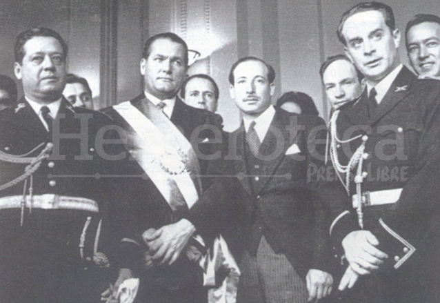 Foto del 15 de marzo de 1945 acompañan a Arévalo, con la banda presidencial,: Francisco Javier Arana, Jorge Toriello y Jacobo Árbenz, miembros de la Junta Revolucionaria de 1944. (Foto: Hemeroteca PL)