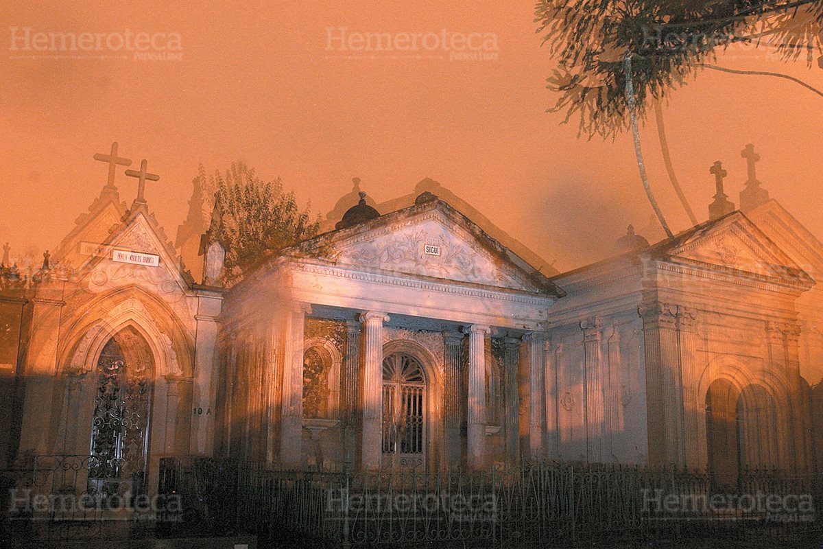 Recorrido nocturno por el Cementerio General de la ciudad de Guatemala. (Foto: Hemeroteca PL)