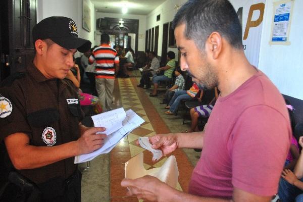 Padre de familia visita el Renap de Retalhuleu.