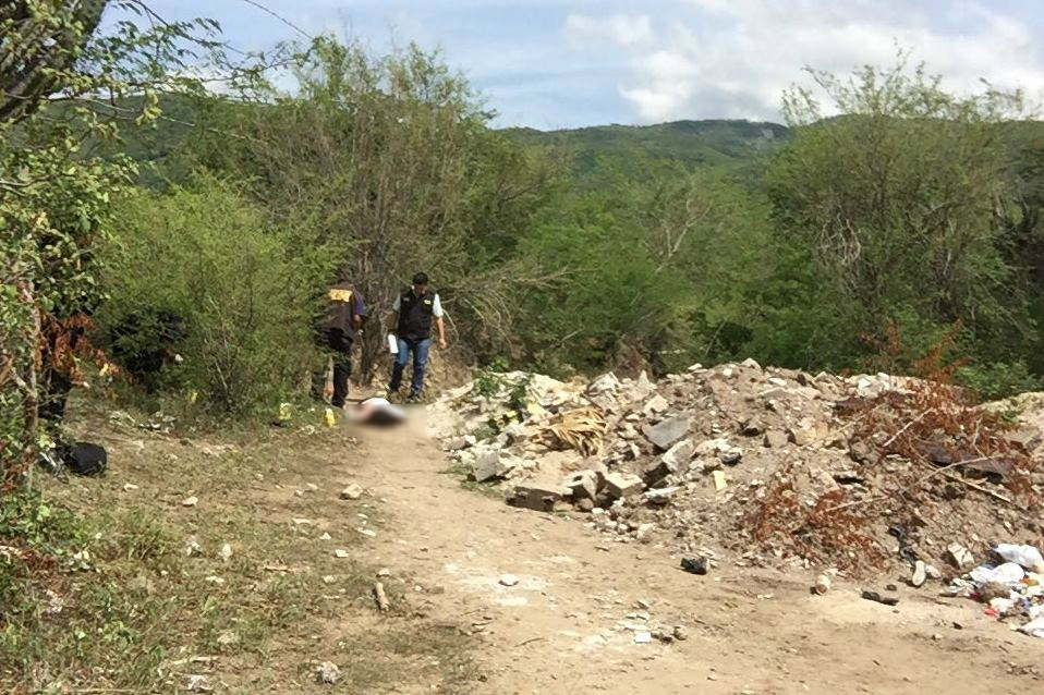 Agentes de la PNC recaban evidencias en un camino de terracería de Cabañas, Zacapa, donde localizaron el cadáver de una mujer. (Foto Prensa Libre: Víctor Gómez)