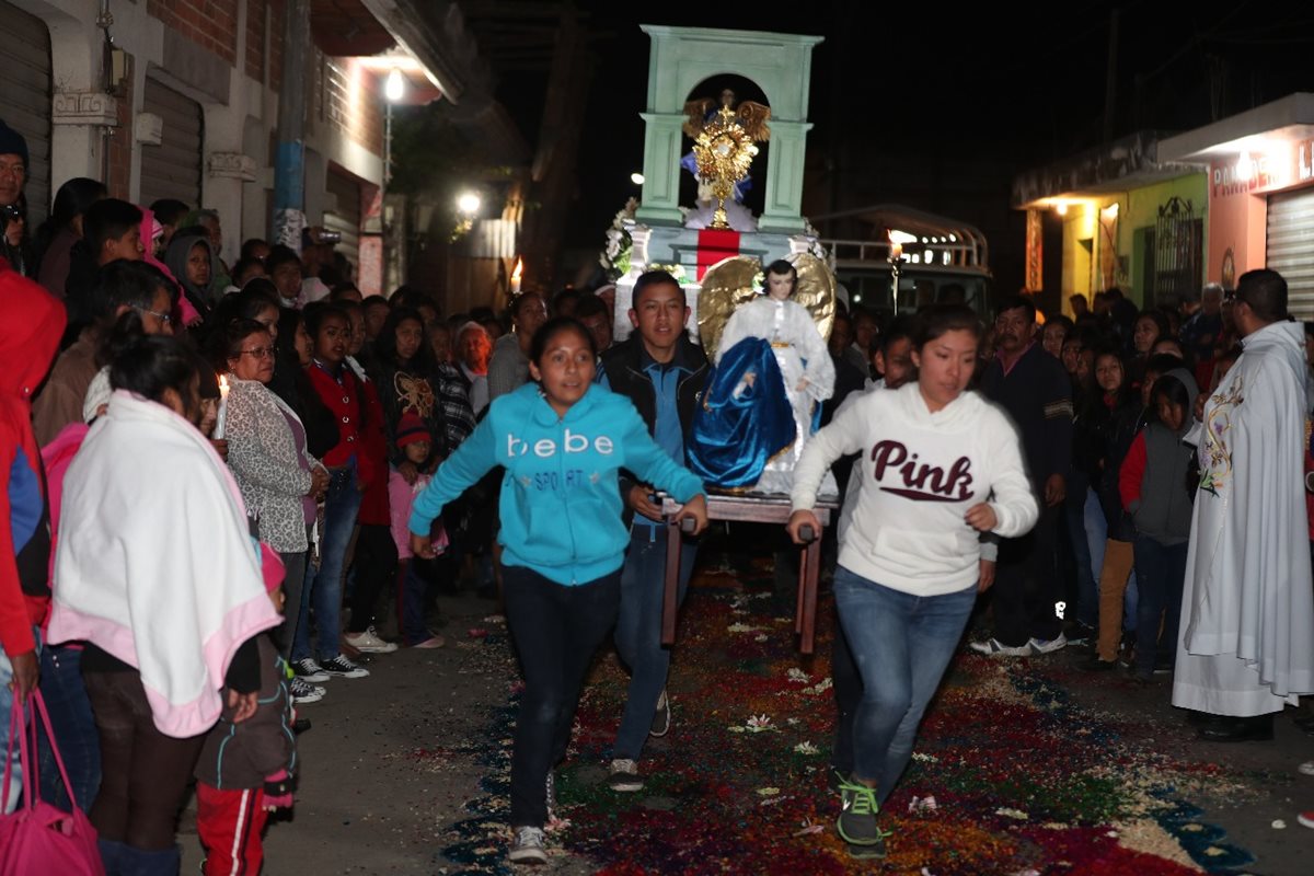 Niños y niñas se suman a una de las tradiciones más arraigadas de El Tejar, Chimaltenango, los acatamientos de resurrección. (Foto Prensa Libre: César Pérez)