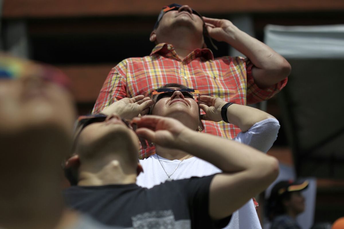 Guatemaltecos observan el eclipse de sol del 21 de agosto del 2017.  (Foto Prensa Libre: Carlos Hernández)

